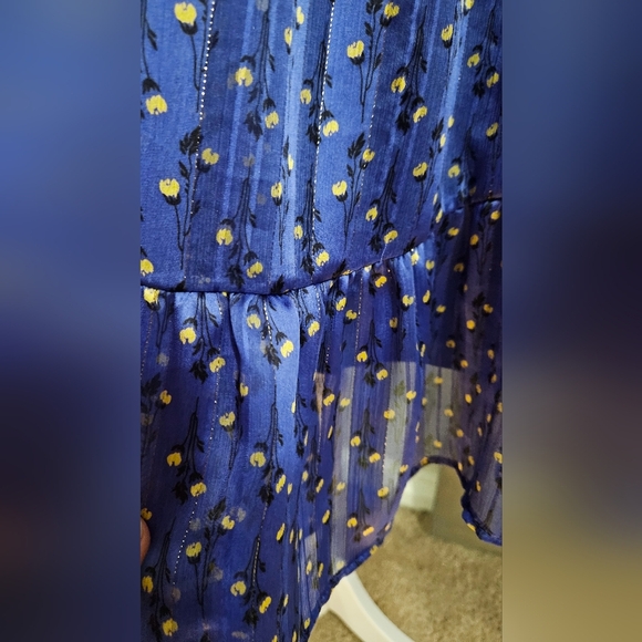 CES FEMME Satin flowy ruffle layered ditsy flower print dress in Blue. Size 4 - Picture 9 of 11
